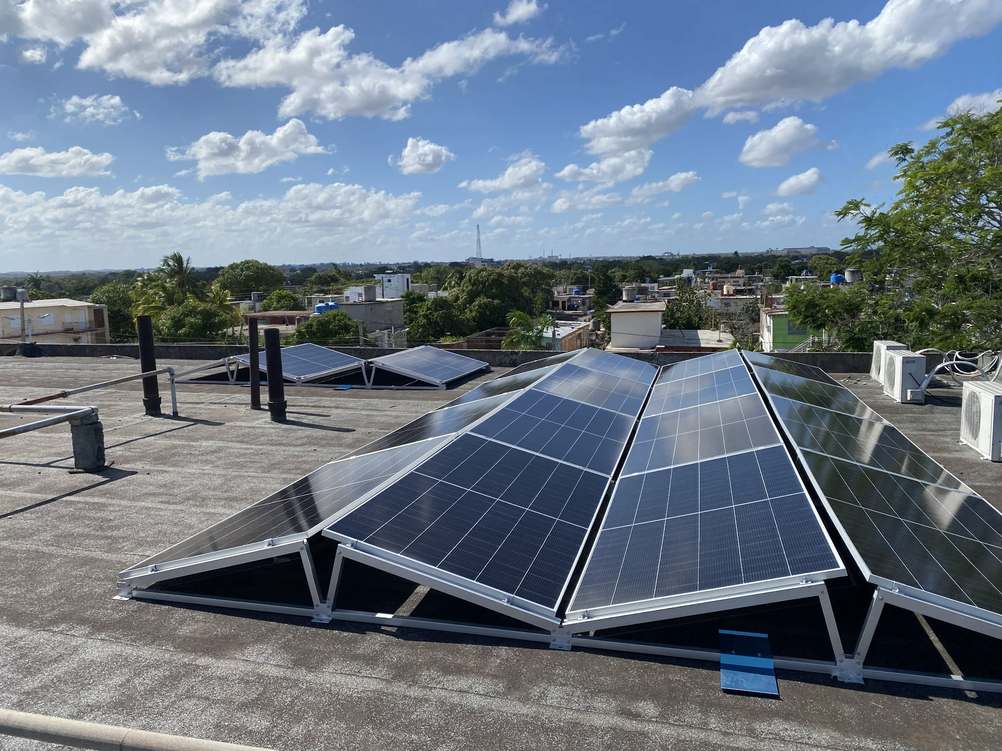 Estructura y montaje fotovoltaico — detalle de instalación Renova