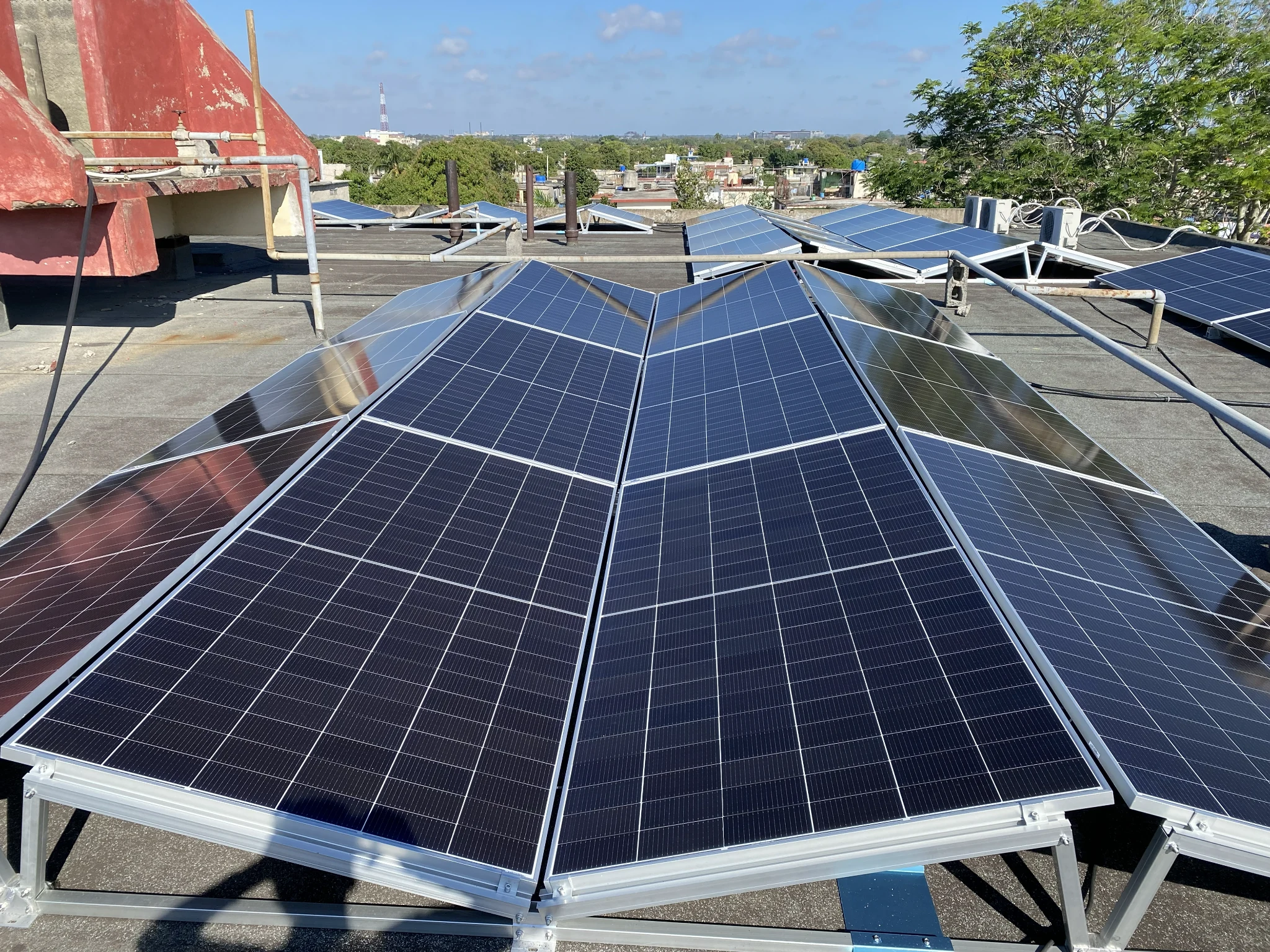Sistema con almacenamiento y respaldo energético — instalación Renova