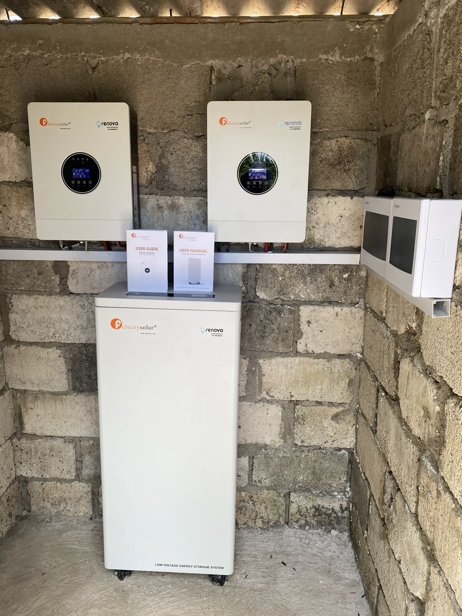 Cableado, protecciones y distribución ordenada — ejecución profesional Renova — equipos e inversores