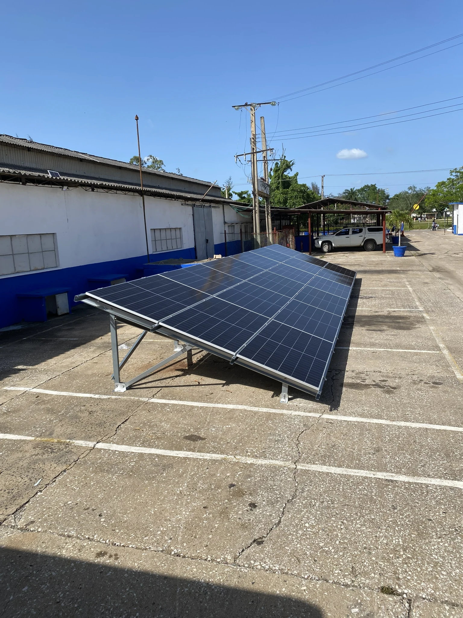 Estructura y montaje fotovoltaico — detalle de instalación Renova — equipos e inversores