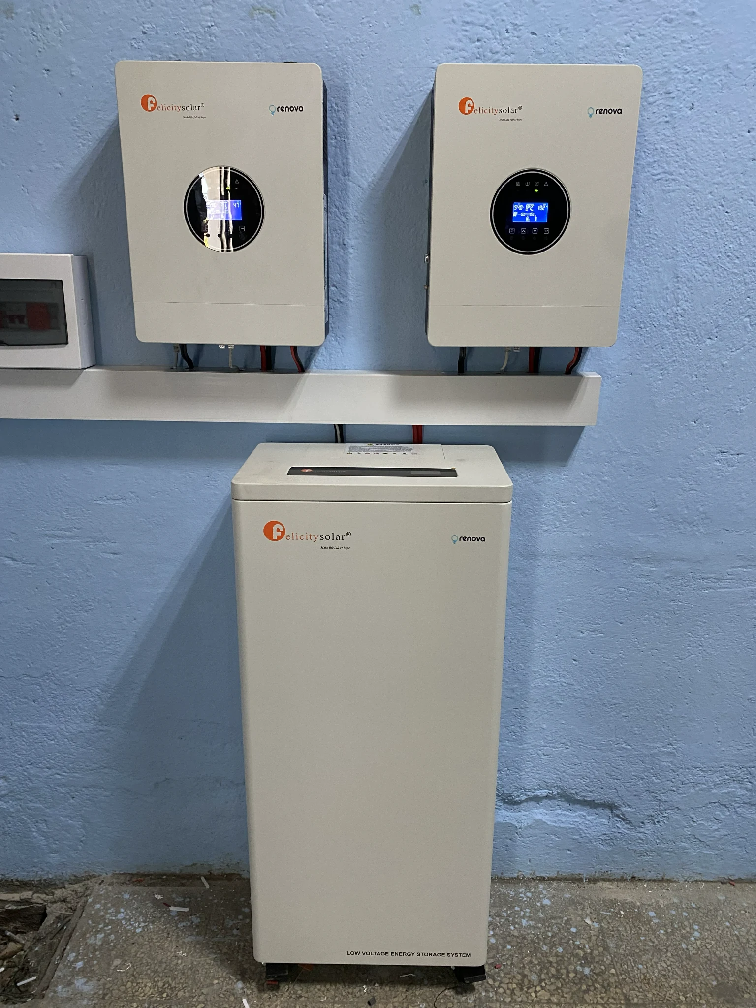 Sistema solar en operación con inversores y almacenamiento — proyecto Renova