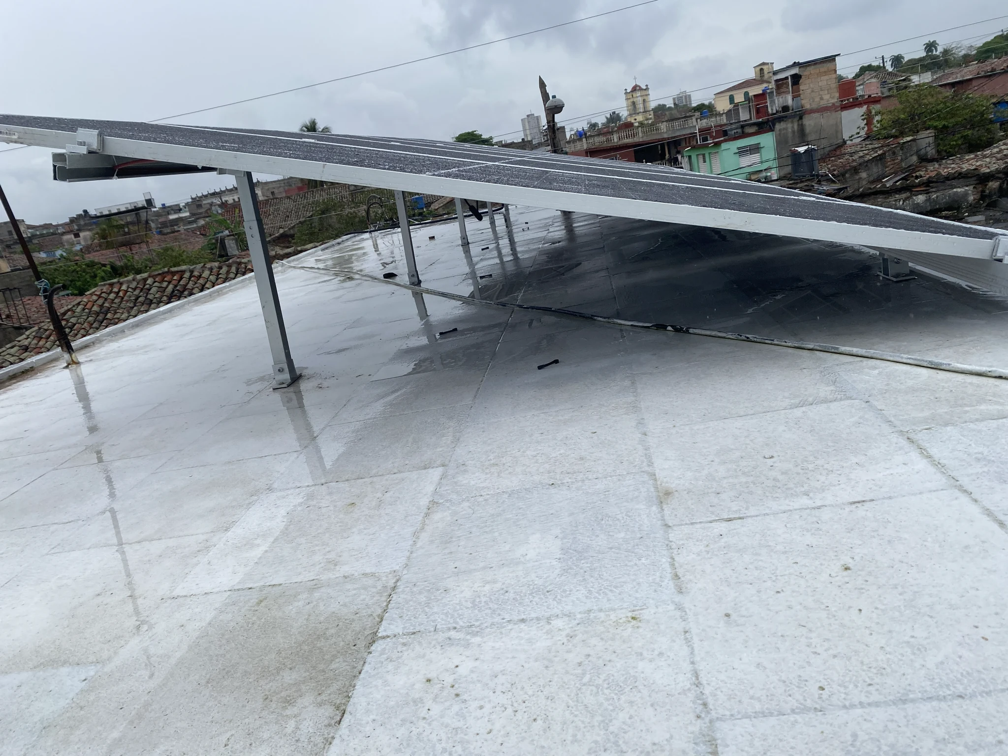 Array fotovoltaico en operación — proyecto Renova
