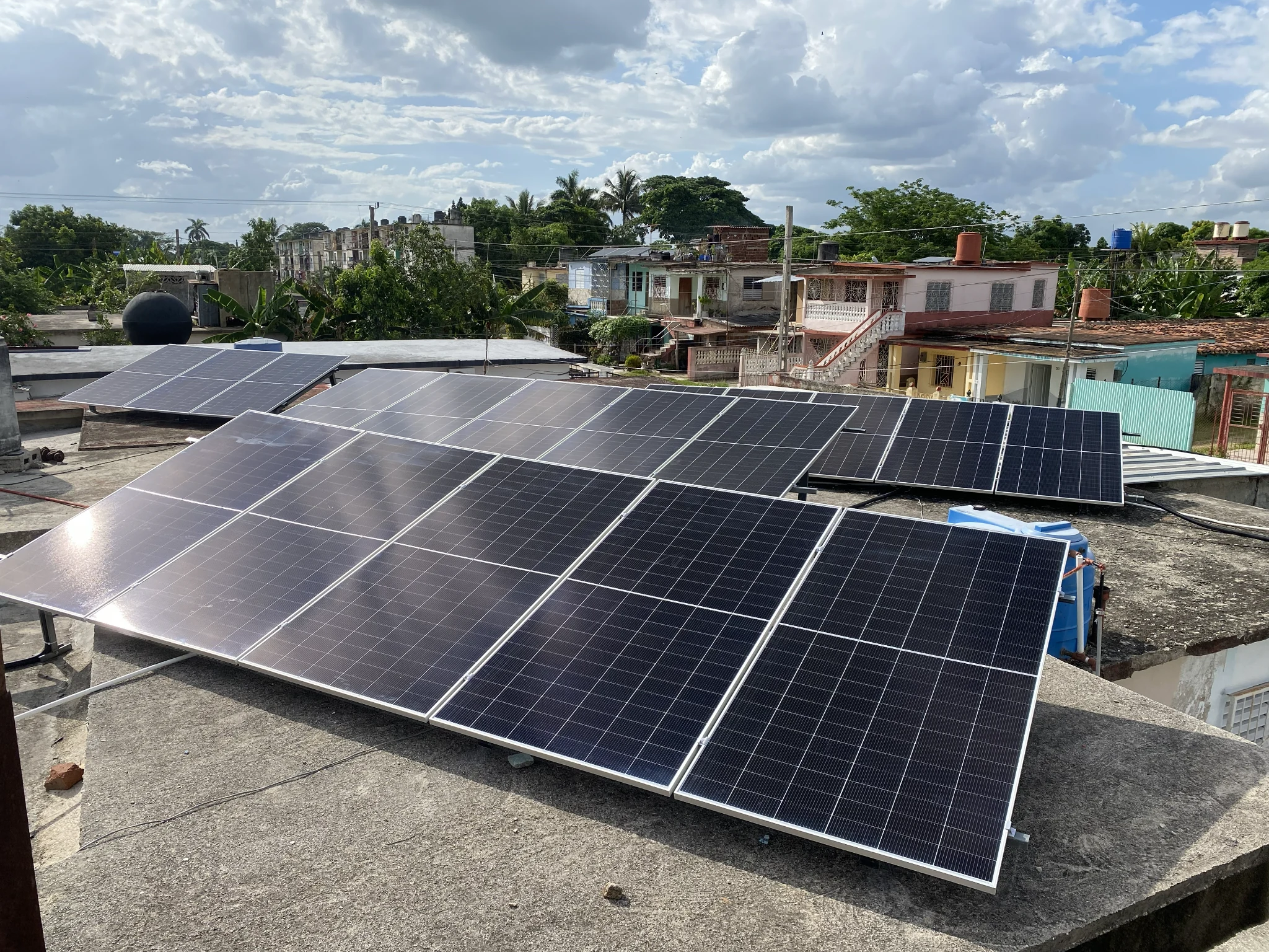 Paneles fotovoltaicos en cubierta con captación optimizada — proyecto Renova