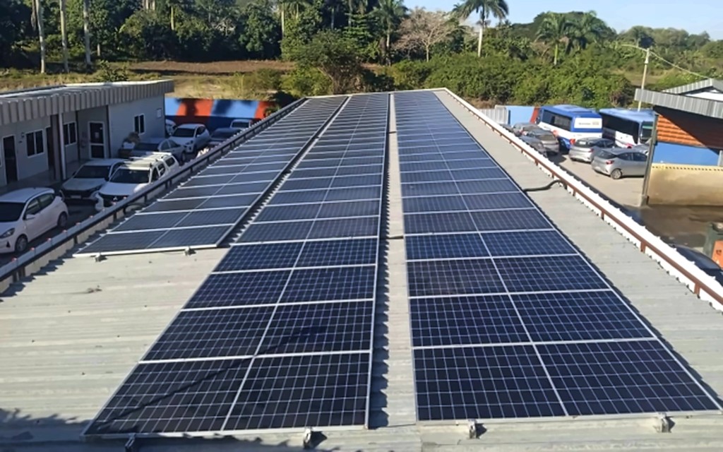 Paneles solares en techo de Transtur sucursal Santa Clara, Villa Clara