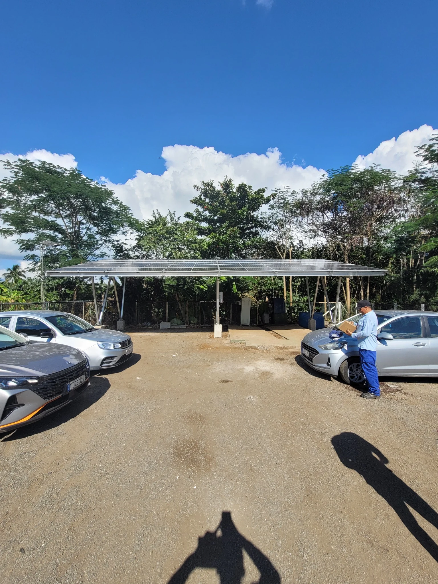Marquesina solar para carga de vehículos en Cienfuegos