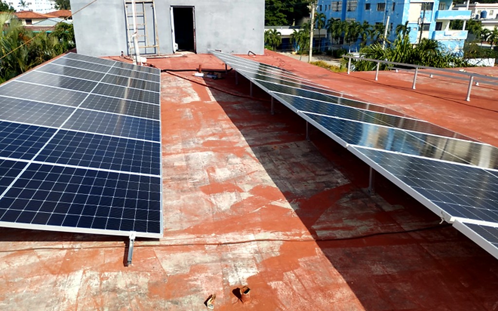Paneles fotovoltaicos en azotea de Consultoría Jurídica Internacional, La Habana