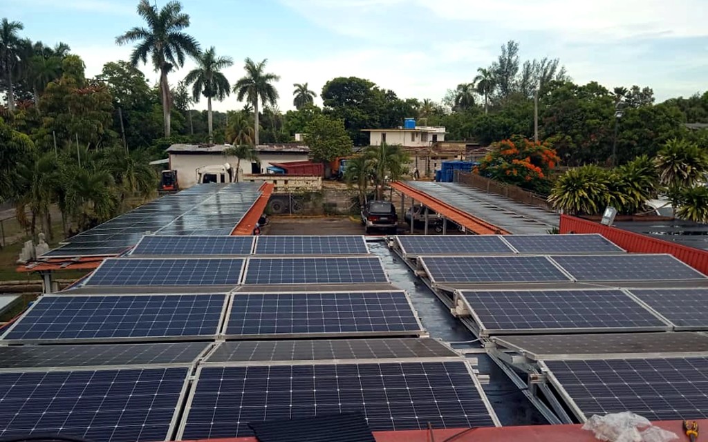 Instalación fotovoltaica de inyección trifásica en REX Siboney, La Habana